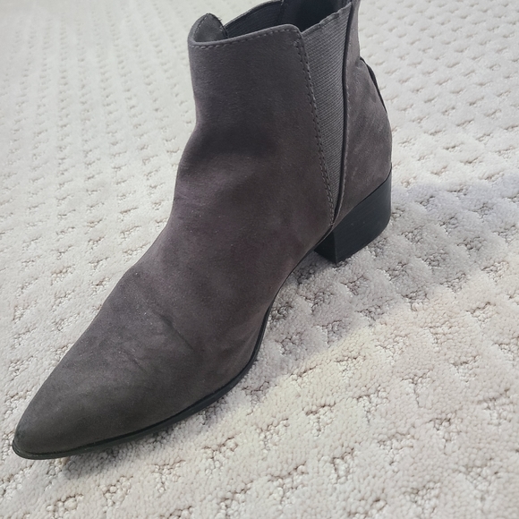 Point toe Chelsea boots - Picture 2 of 3